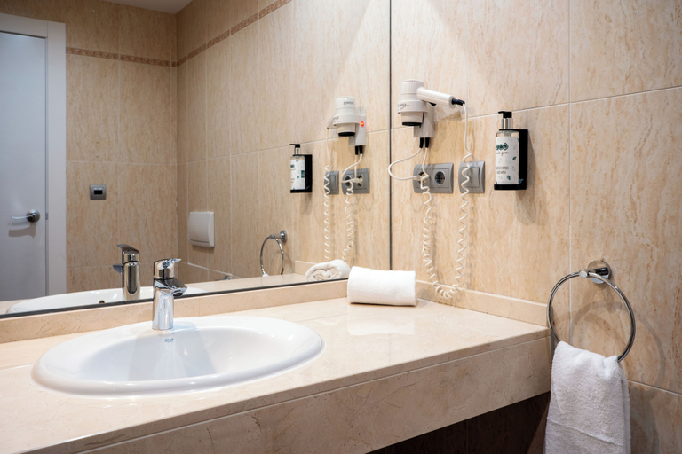 Bathroom 5, Ponient Piramide Salou by PortAventura World, Tarragona