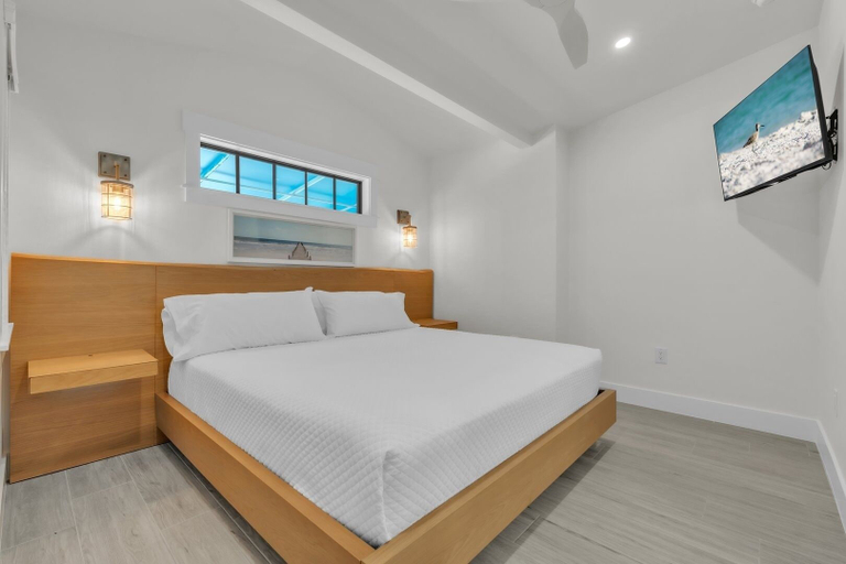Room 4, Chilli Fish 4 Bedroom Home, Manatee