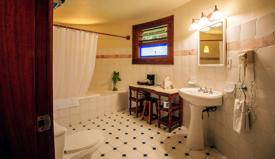 Bathroom 5, IKAL Chichen, Tinúm