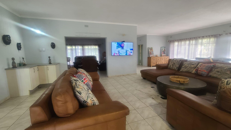 Living area 5, Charming 3 Bedroom Guesthouse - 2300, Kariba