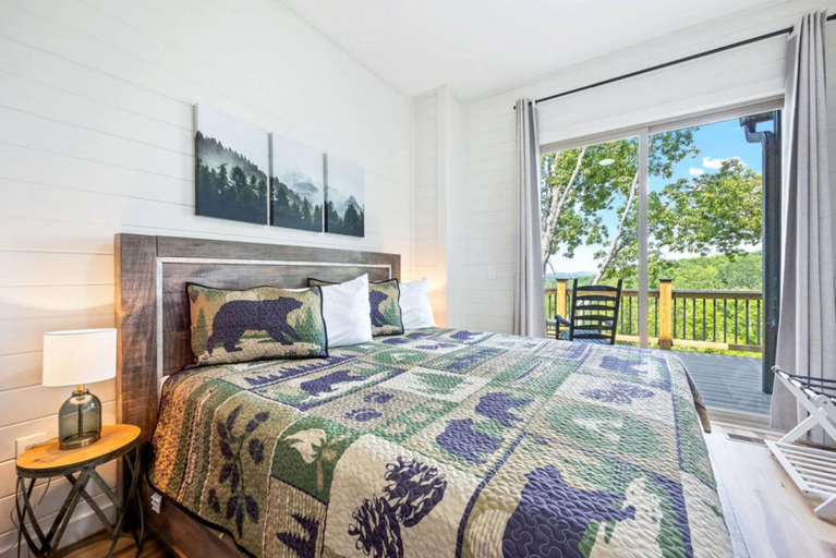 Room 4, Luxury Cabin Lake Views EV Charger Game Room, Jefferson