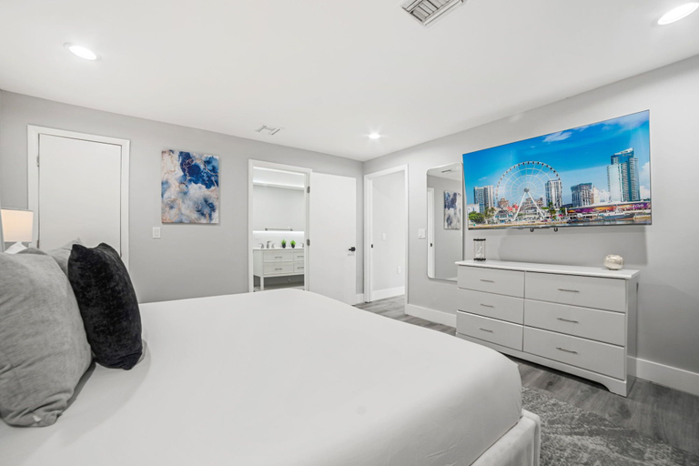 Interior 2, Heated Pool - Putting Green - 5 min From Beach!, Broward