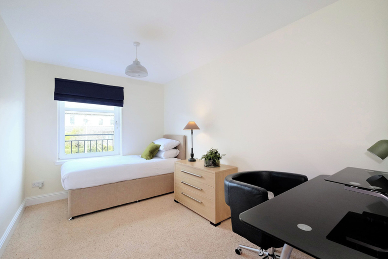 Room 2, Spacious 3 Bed in Aberdeen s Westend, Aberdeen