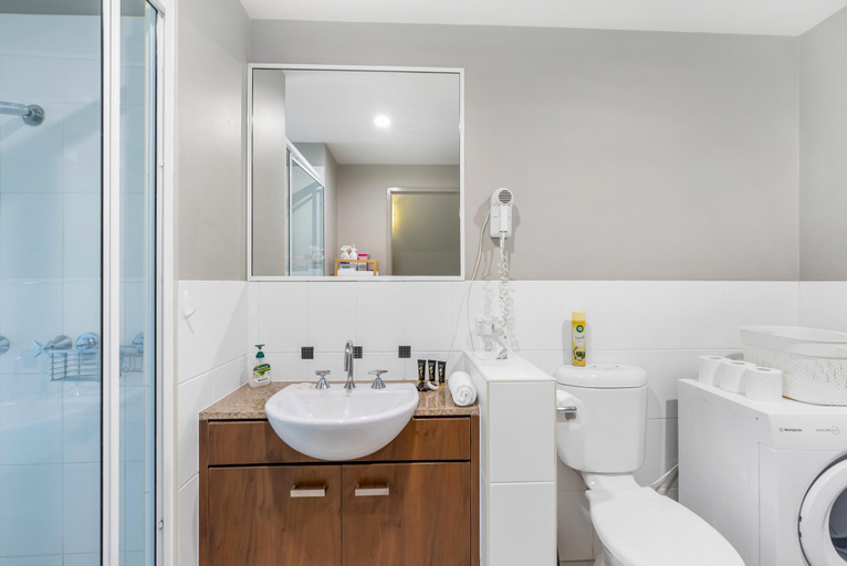 Bathroom, Blue Lagoon Resort Lakeside Apartment, Cairns
