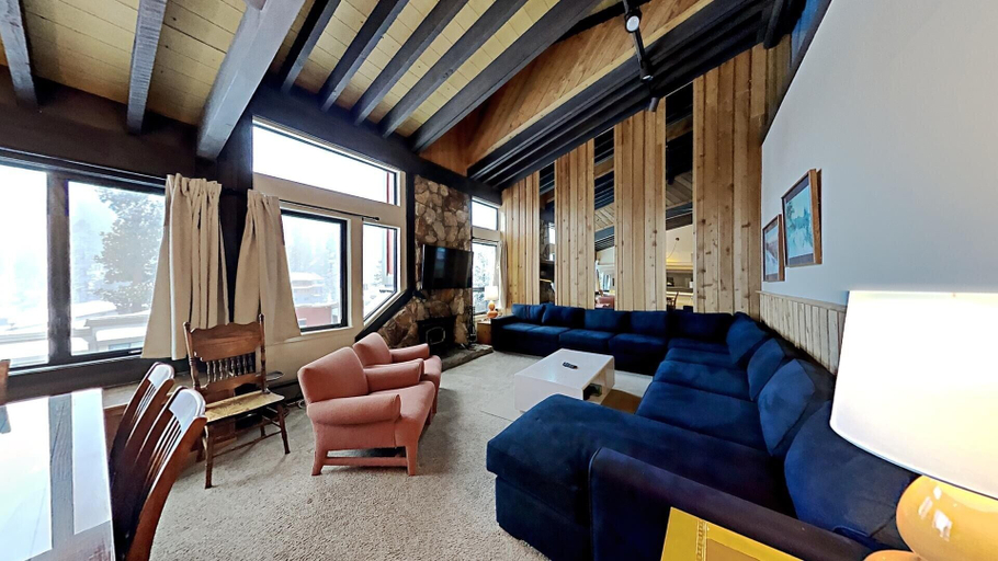 Living area 4, Cozy 4-Bedroom Home with Pool and Mountain View!, Mono