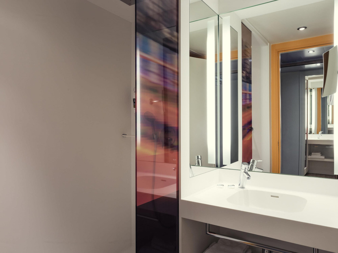 Bathroom 5, Mercure Paris Boulogne hotel, Hauts-de-Seine