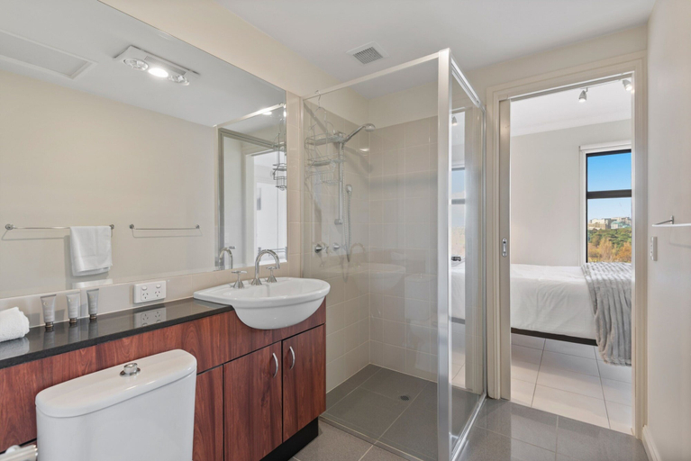 Bathroom 2, Split-level 2BR With City-view and Separate Study, Melbourne