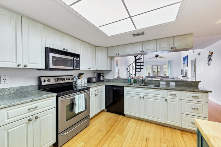 Private kitchen 3, Myakka River 2/2 Private Waterfront Condo With Loft 2 Bedroom Condo, Charlotte