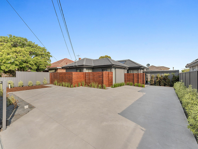 1, Gorgeous 3-Bed House with Spacious Shared Backyard, Melbourne