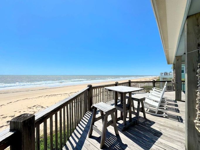 Outdoor dining 5, Sunburn Alley 4 Bedroom Home, Galveston