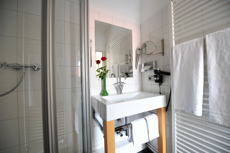 Bathroom 5, Fruehlings Hotel, Braunschweig