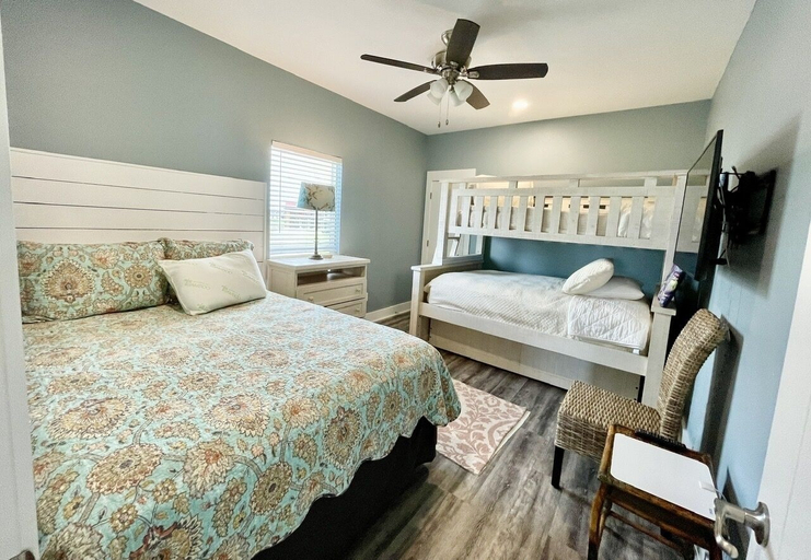 Room 4, Amazing Grace 3 Bedroom Home by RedAwning, Galveston