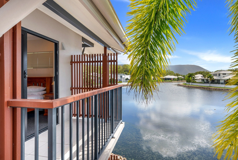 Balcony 2, Bright 3-bedroom Beachside Stay With Pool & BBQ, Cairns