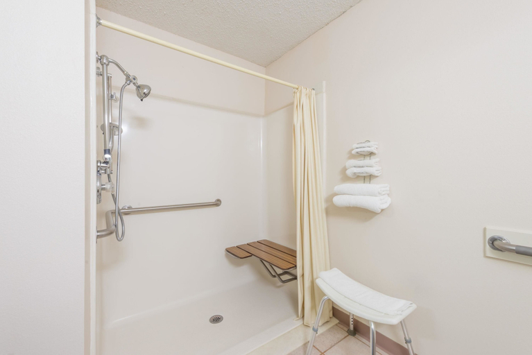 Bathroom 3, Super 8 By Wyndham Jerseyville IL, Jerseyville