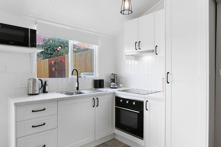 Private kitchen 3, Charming 2-bed House in North Hobart, Hobart
