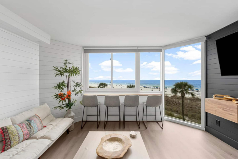 Room 4, Renovated Beach Front Ocean View Condo TOG 321, Bay