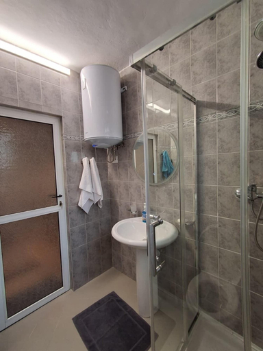 Bathroom 2, AR Hotel, Tiranës
