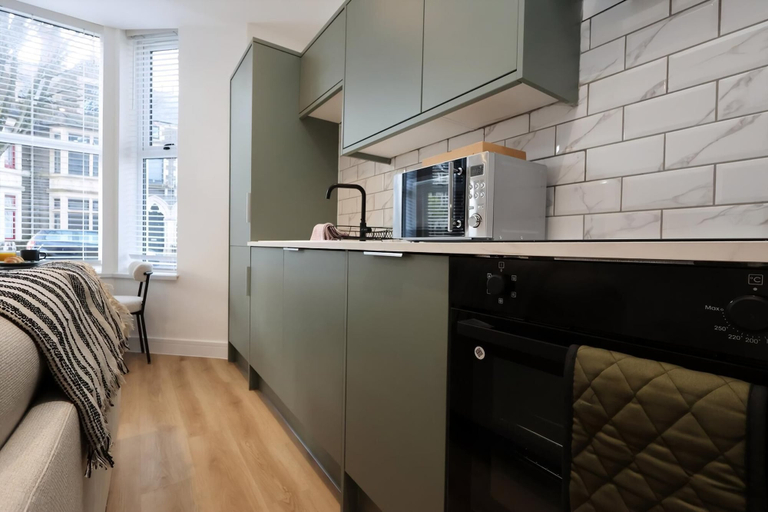 Exterior 3, Modern & Cosy 2 Bed Flat in Charming Roath, Cardiff