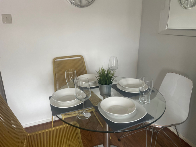 Dining, Apartment - Sleeps 4 & On-site Parking, Sandwell