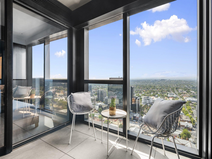 3, High-Rise 3-Bed Apartment with Premium Amenities, Melbourne