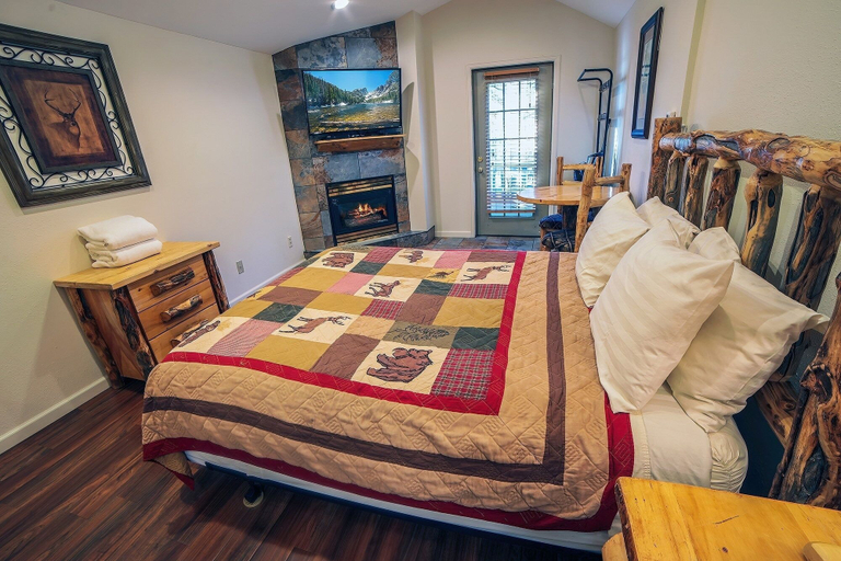 Bedroom 2, Fawn Valley Inn: 296 1 Bedroom Apts, Larimer