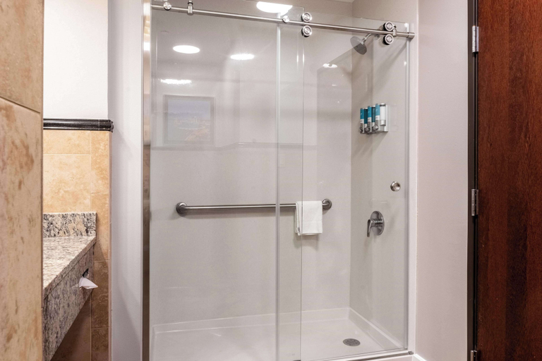 Bathroom 4, Drury Plaza Hotel Broadview - Wichita, Sedgwick