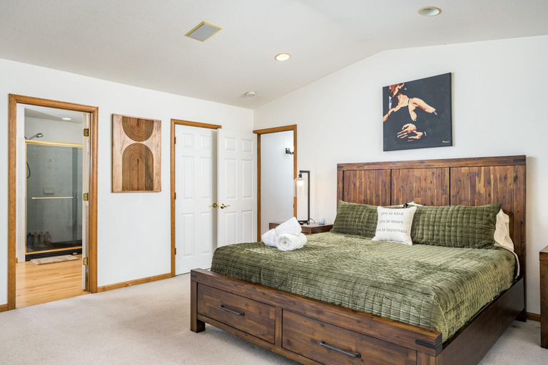 Room 3, 5 Bedroom Whole Home With Mountain Views, Clear Creek