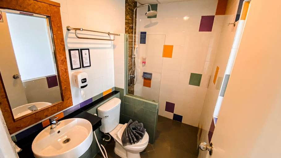 Bathroom 5, K2 Hotel at Thachang, Tha Chang