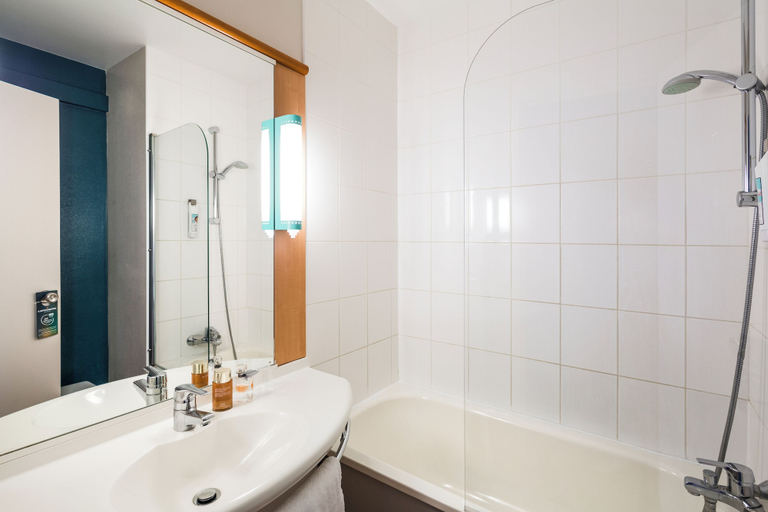 Bathroom 4, ibis Bordeaux Pessac Route des Vins Hotel, Gironde