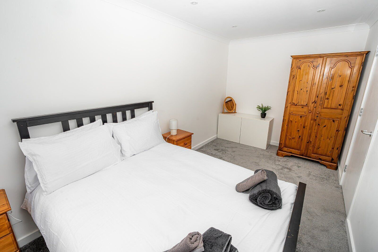 Room 3, Modern 2-bed Home With Driveway Basingstoke, Hampshire