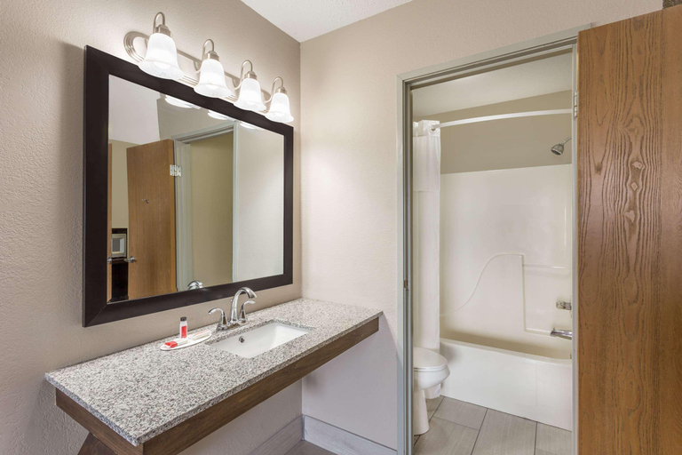 Bathroom 4, Super 8 by Wyndham Hebron Lowell Area, Lake
