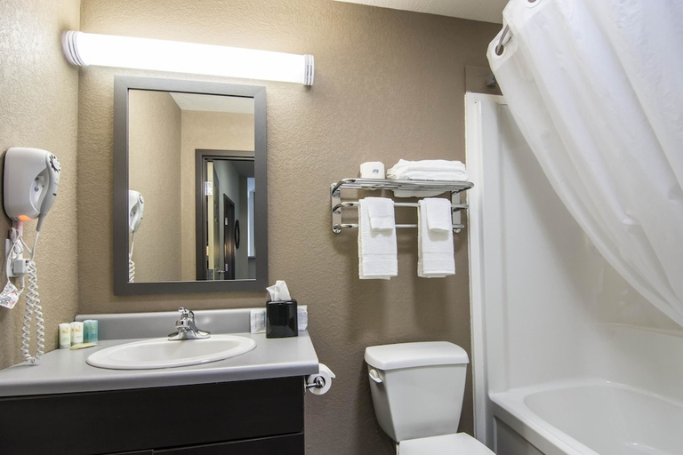 Bathroom, Quality Inn & Suites Thompson, Division No. 22