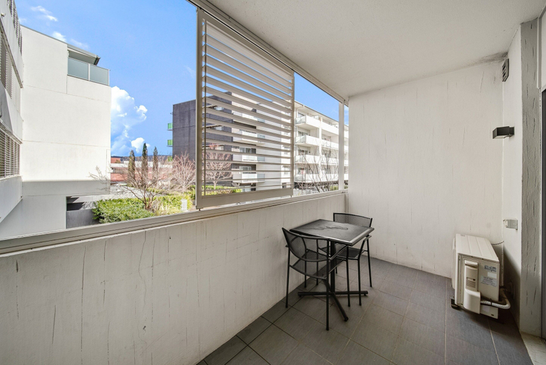 Dining 4, Comfy 2-bed Near the Lake With Secure Parking, Canberra