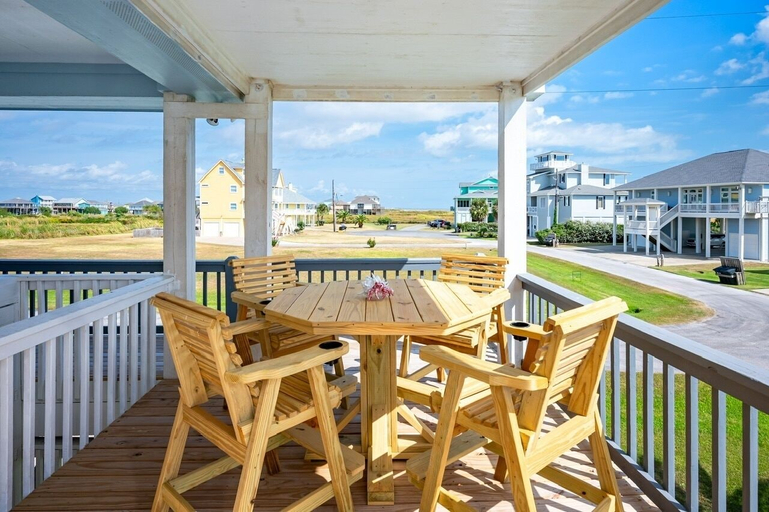 Outdoor dining 3, Happy Hours 4 Bedroom Home, Galveston
