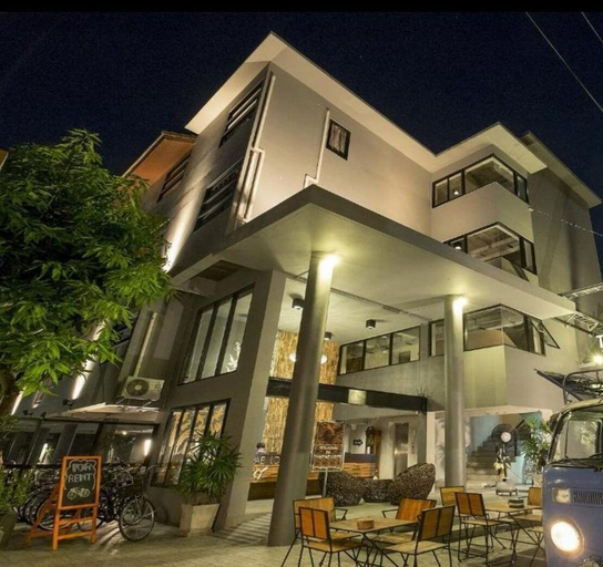 Exterior & Views