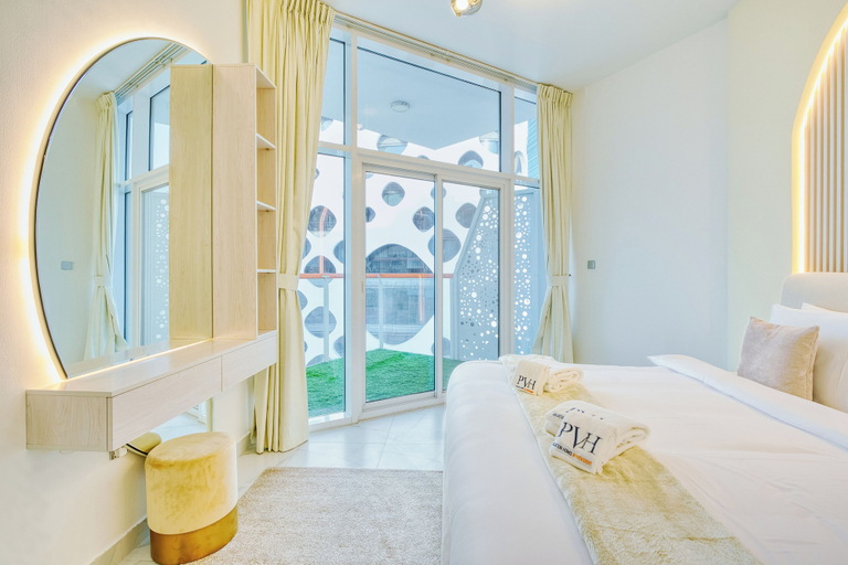 Room 5, PVH - Canal Frontage 1BR - Millennium, Dubai