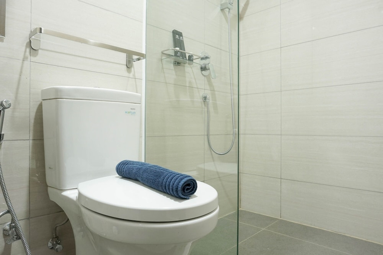 Bathroom 2, Lavish 1BR at Ciputra International Apartment, Jakarta Barat