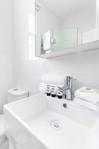 Bathroom 5, Perfect Located Studio Apartment, Sydney