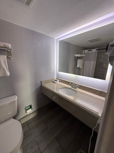 Bathroom 5, Executive Inn and Kitchenette Suites, Maverick