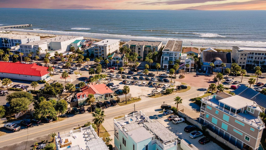 Others 4, Sea Shell by Avantstay Breezy Beachside Getaway w/ Rooftop Deck & 6 BRs, Charleston