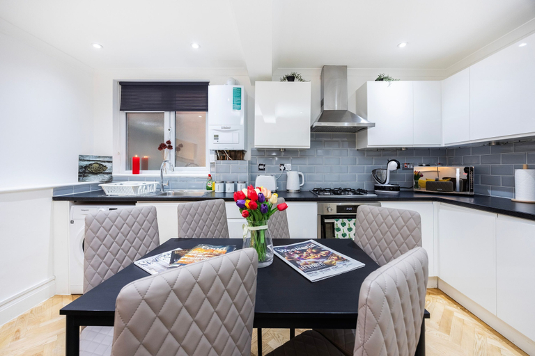 Others 4, 2 Bedroom Charming Family Apartment, London