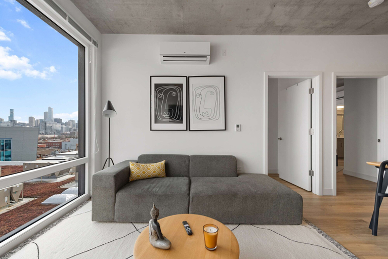 Room 3, 4BR Group Retreat Near Lincoln Park, Cook