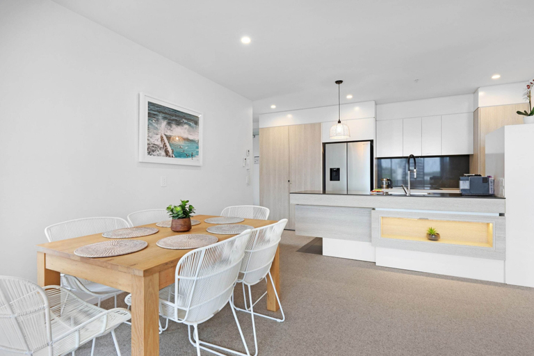 Private kitchen 4, Luxe Beachfront 2-bed With Gym, Pool & Views, Gold Coast