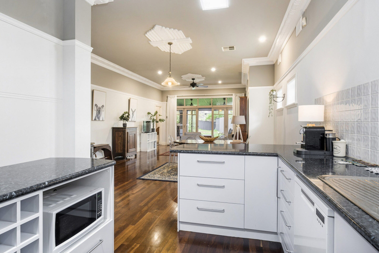 Private kitchen 2, Incredible 3-bed Renovated Home With Huge Garden, Perth