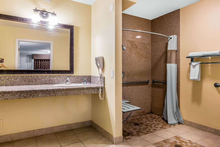Bathroom 4, Rodeway Inn & Suites Canyon Lake-Menifee West, Riverside
