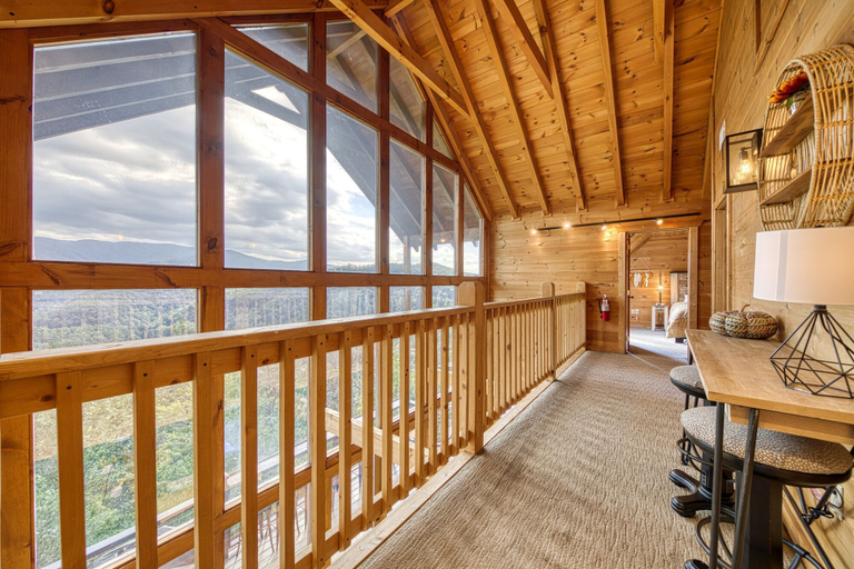 Room 4, Cabin w Amazing Views Theater Firepit Hot Tub, Sevier