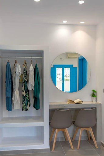 Bathroom 4, Perissa Bay, South Aegean