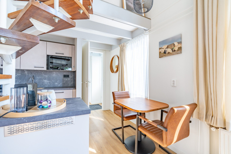 Living room 3, Charming 2-person apartment located near the center, Texel