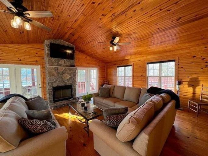 Living area 2, Cottage on Cypress Bay Near Paris Landing State Park, Calloway