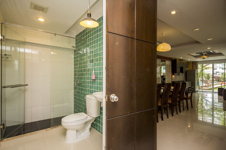 Bathroom 3, Phra Tamnak Hill Apartments, Pattaya